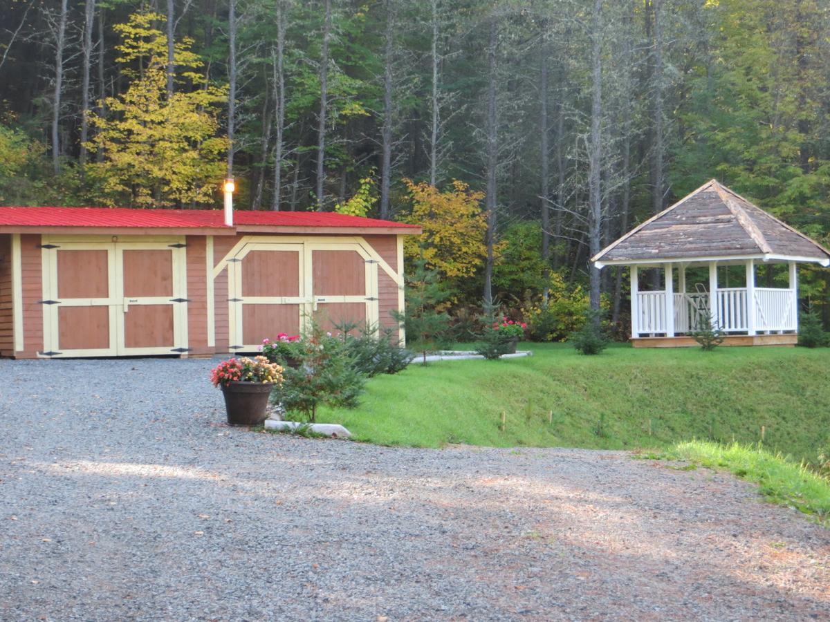 La Maison Sous Les Arbres Bed & Breakfast *